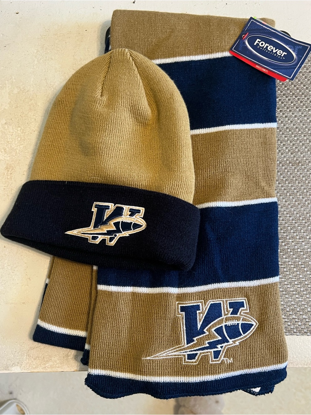 BNWT Winnipeg Blue Bombers Navy and Gold Knit Beanie & Scarf Set with Logo